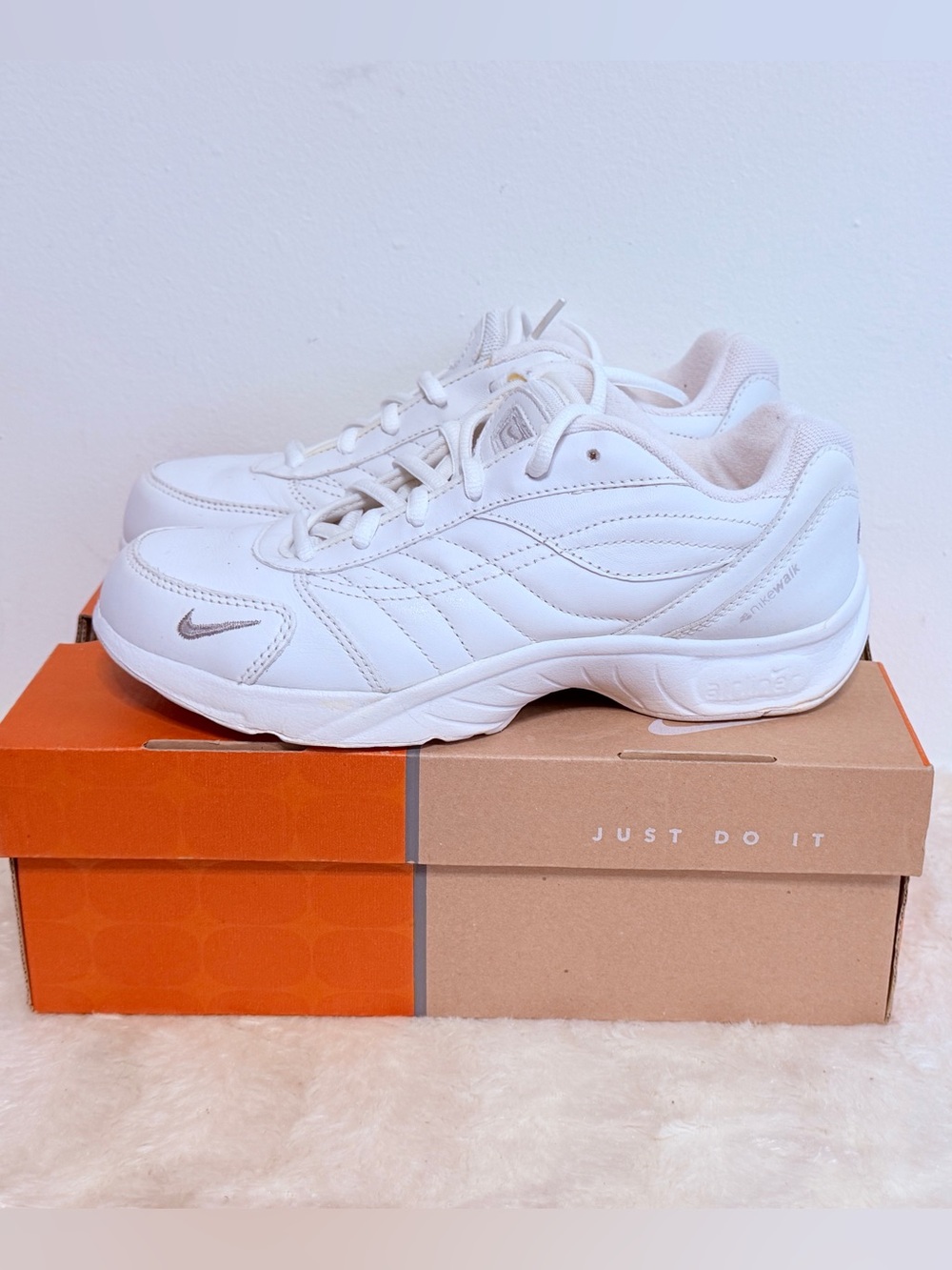 Nike Women’s Airliner Leather Walking ShoesAll White 315708-101 Size 7.5